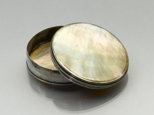 Zilveren ronde doos met parelmoeren deksel